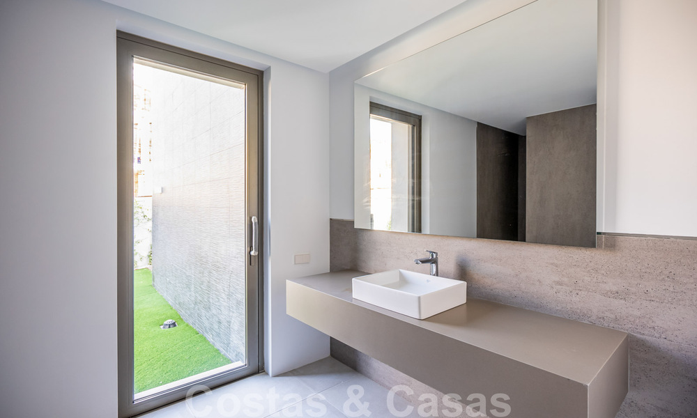 Villa de lujo ultramoderna, lista para entrar a vivir, en venta con vistas al mar en Marbella - Benahavis 35684