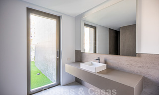 Villa de lujo ultramoderna, lista para entrar a vivir, en venta con vistas al mar en Marbella - Benahavis 35684 