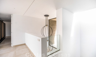 Villa de lujo ultramoderna, lista para entrar a vivir, en venta con vistas al mar en Marbella - Benahavis 35687 