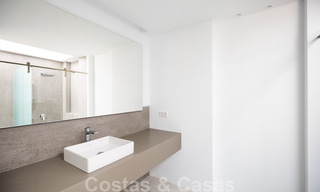 Villa de lujo ultramoderna, lista para entrar a vivir, en venta con vistas al mar en Marbella - Benahavis 35689 