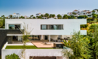 Villa de lujo ultramoderna, lista para entrar a vivir, en venta con vistas al mar en Marbella - Benahavis 35691 