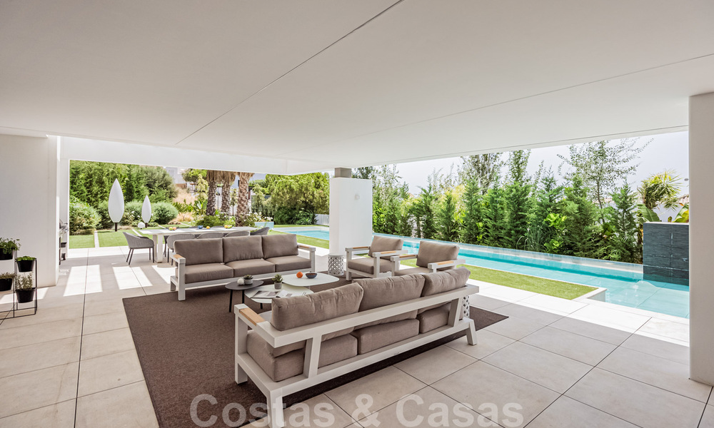 Villa de lujo ultramoderna, lista para entrar a vivir, en venta con vistas al mar en Marbella - Benahavis 35692