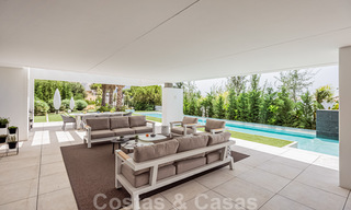 Villa de lujo ultramoderna, lista para entrar a vivir, en venta con vistas al mar en Marbella - Benahavis 35692 