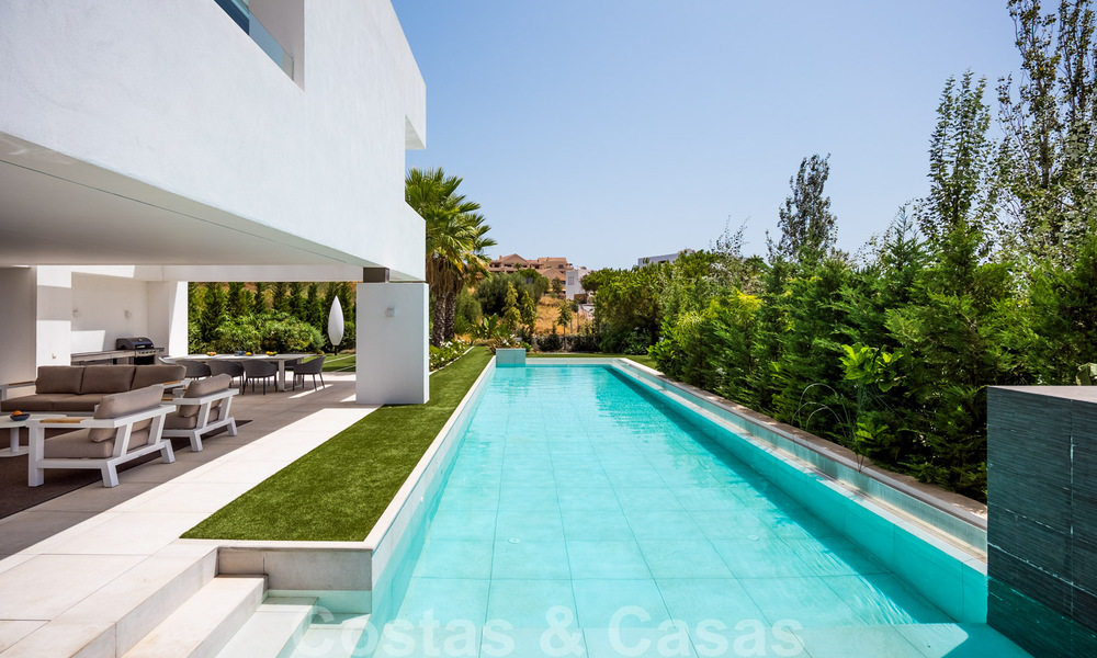 Villa de lujo ultramoderna, lista para entrar a vivir, en venta con vistas al mar en Marbella - Benahavis 35693