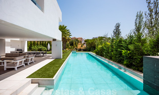 Villa de lujo ultramoderna, lista para entrar a vivir, en venta con vistas al mar en Marbella - Benahavis 35693 