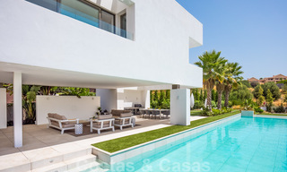 Villa de lujo ultramoderna, lista para entrar a vivir, en venta con vistas al mar en Marbella - Benahavis 35694 