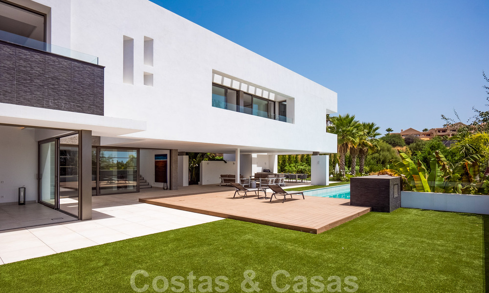 Villa de lujo ultramoderna, lista para entrar a vivir, en venta con vistas al mar en Marbella - Benahavis 35697