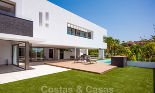 Villa de lujo ultramoderna, lista para entrar a vivir, en venta con vistas al mar en Marbella - Benahavis 35697 