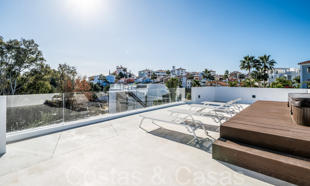 Villas de lujo contemporáneas en venta a poca distancia de un prominente club de golf, en la Nueva Milla de Oro entre Marbella y Estepona 69280