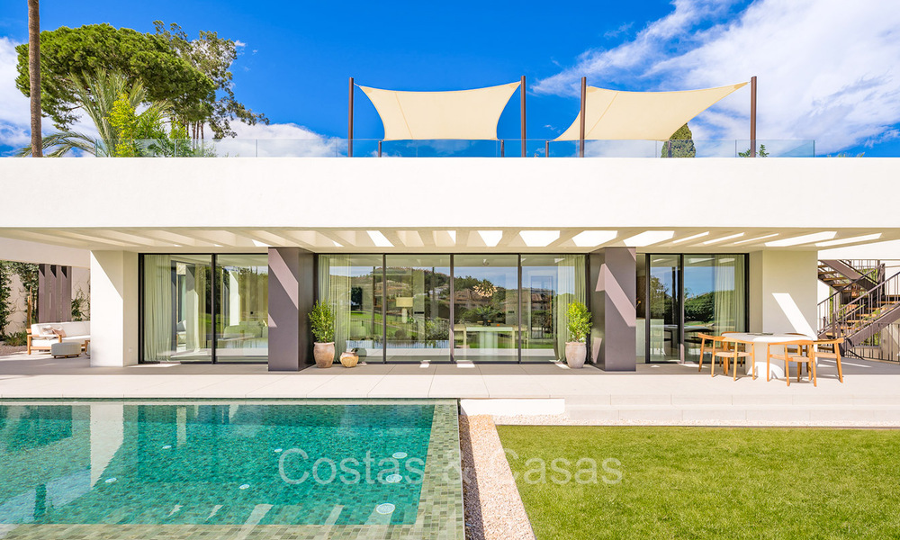 Nueva y ultramoderna villa de lujo en venta con diseño arquitectónico, en primera línea de golf de Los Naranjos en Nueva Andalucía, Marbella 73097