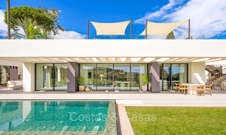 Nueva y ultramoderna villa de lujo en venta con diseño arquitectónico, en primera línea de golf de Los Naranjos en Nueva Andalucía, Marbella 73097 