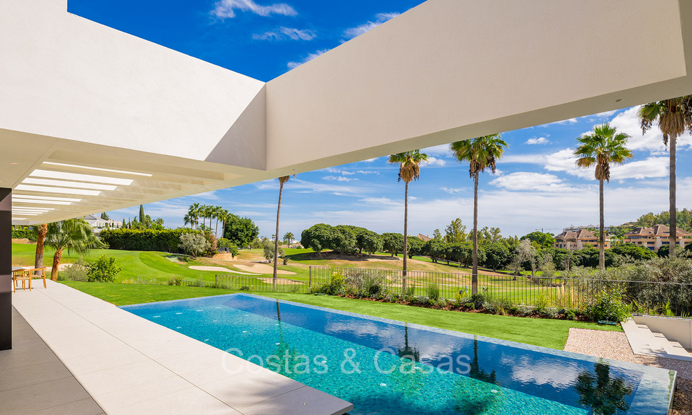 Nueva y ultramoderna villa de lujo en venta con diseño arquitectónico, en primera línea de golf de Los Naranjos en Nueva Andalucía, Marbella 73098