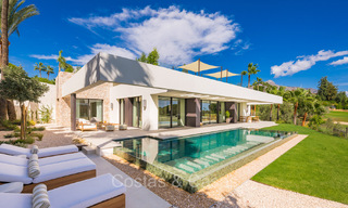 Nueva y ultramoderna villa de lujo en venta con diseño arquitectónico, en primera línea de golf de Los Naranjos en Nueva Andalucía, Marbella 73099 