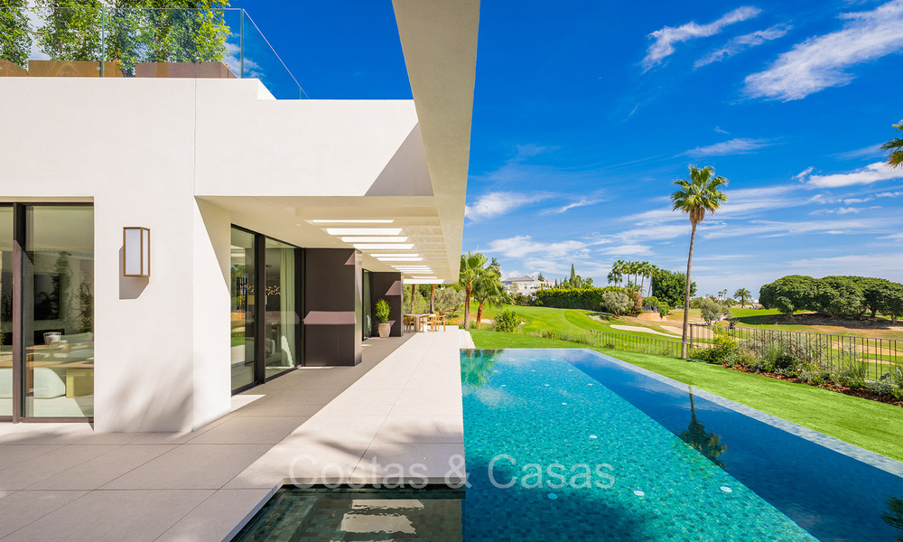 Nueva y ultramoderna villa de lujo en venta con diseño arquitectónico, en primera línea de golf de Los Naranjos en Nueva Andalucía, Marbella 73100