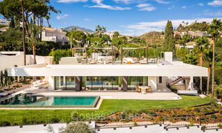 Nueva y ultramoderna villa de lujo en venta con diseño arquitectónico, en primera línea de golf de Los Naranjos en Nueva Andalucía, Marbella 73121 