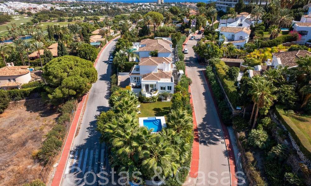 Villa mediterránea independiente en venta a poca distancia de los servicios con vistas al valle del golf y al paisaje de la montaña en Nueva Andalucía, Marbella 68203