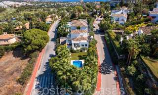 Villa mediterránea independiente en venta a poca distancia de los servicios con vistas al valle del golf y al paisaje de la montaña en Nueva Andalucía, Marbella 68203 