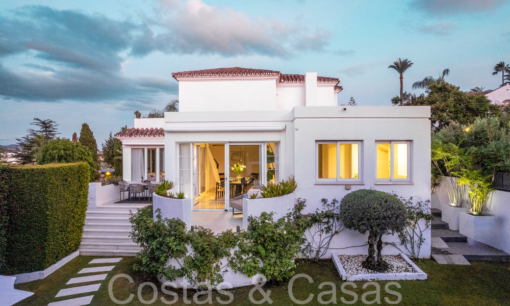 Villa mediterránea independiente en venta a poca distancia de los servicios con vistas al valle del golf y al paisaje de la montaña en Nueva Andalucía, Marbella 68205