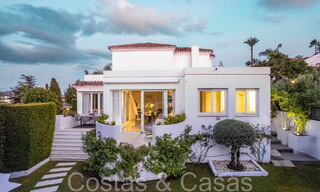 Villa mediterránea independiente en venta a poca distancia de los servicios con vistas al valle del golf y al paisaje de la montaña en Nueva Andalucía, Marbella 68205 