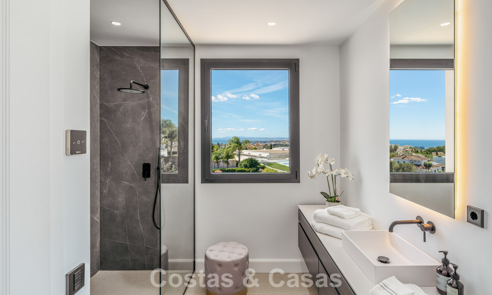 Exclusiva villa de diseño con vistas panorámicas al mar en venta en un resort de golf de cinco estrellas en Marbella - Benahavis 74801