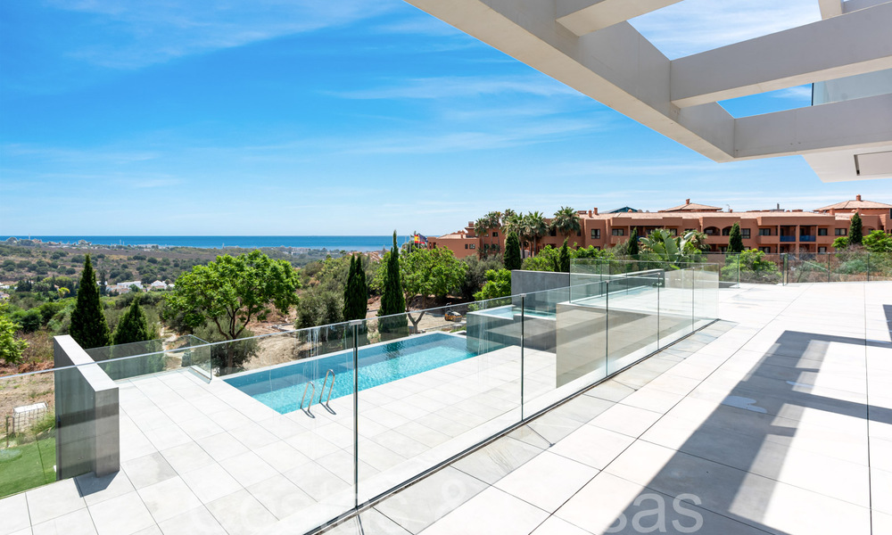 Nueva villa de diseño modernista en venta con impresionantes vistas al mar en prestigioso resort de golf en Marbella - Benahavis 68471