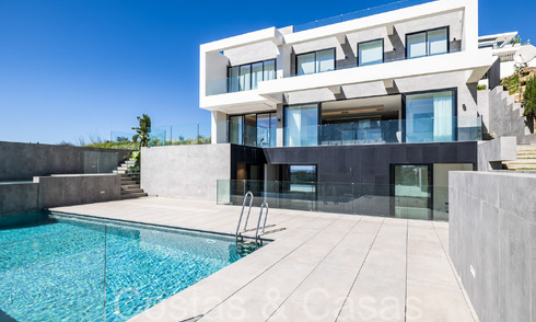 Nueva villa de diseño modernista en venta con impresionantes vistas al mar en prestigioso resort de golf en Marbella - Benahavis 68486