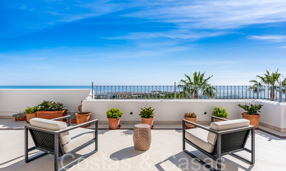 Ático en venta con vistas panorámicas al mar en las colinas de Marbella - Benahavis 67398