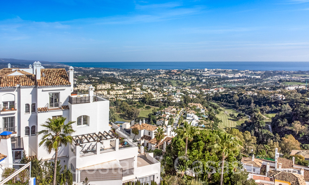 Ático en venta con vistas panorámicas al mar en las colinas de Marbella - Benahavis 67400