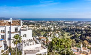 Ático en venta con vistas panorámicas al mar en las colinas de Marbella - Benahavis 67400 