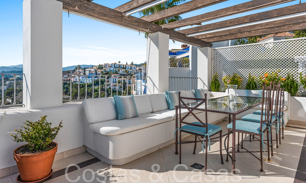 Ático en venta con vistas panorámicas al mar en las colinas de Marbella - Benahavis 67401