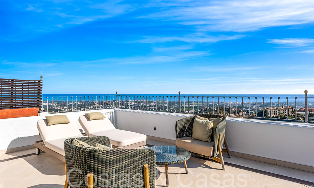 Ático en venta con vistas panorámicas al mar en las colinas de Marbella - Benahavis 67418