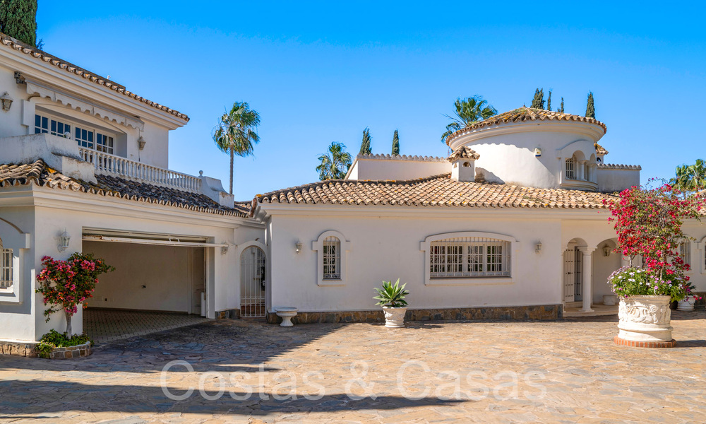 Villa de lujo con encanto andaluz en venta en una urbanización privilegiada cerca de los campos de golf en Marbella - Benahavis 67615