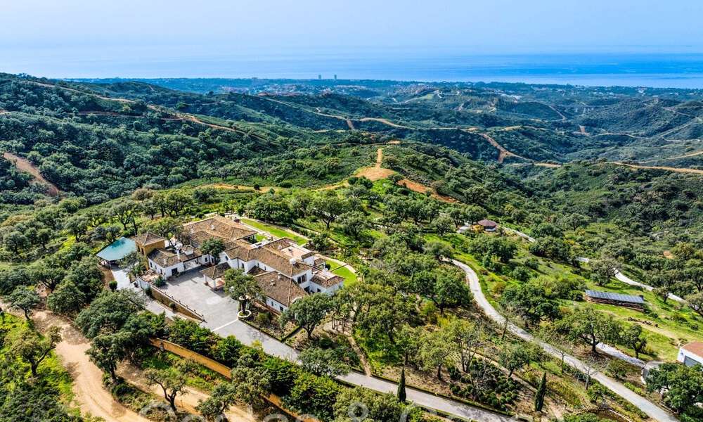 Gran finca andaluza en venta en una parcela elevada de 5 hectáreas en las colinas del este de Marbella 67542