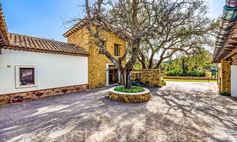 Gran finca andaluza en venta en una parcela elevada de 5 hectáreas en las colinas del este de Marbella 67548