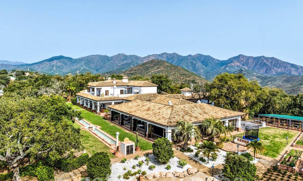 Gran finca andaluza en venta en una parcela elevada de 5 hectáreas en las colinas del este de Marbella 67549