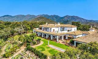 Gran finca andaluza en venta en una parcela elevada de 5 hectáreas en las colinas del este de Marbella 67550 