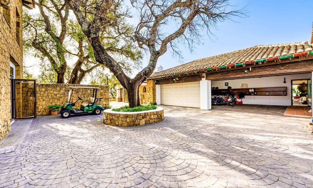 Gran finca andaluza en venta en una parcela elevada de 5 hectáreas en las colinas del este de Marbella 67552