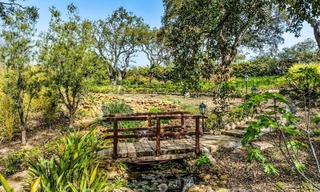 Gran finca andaluza en venta en una parcela elevada de 5 hectáreas en las colinas del este de Marbella 67574 