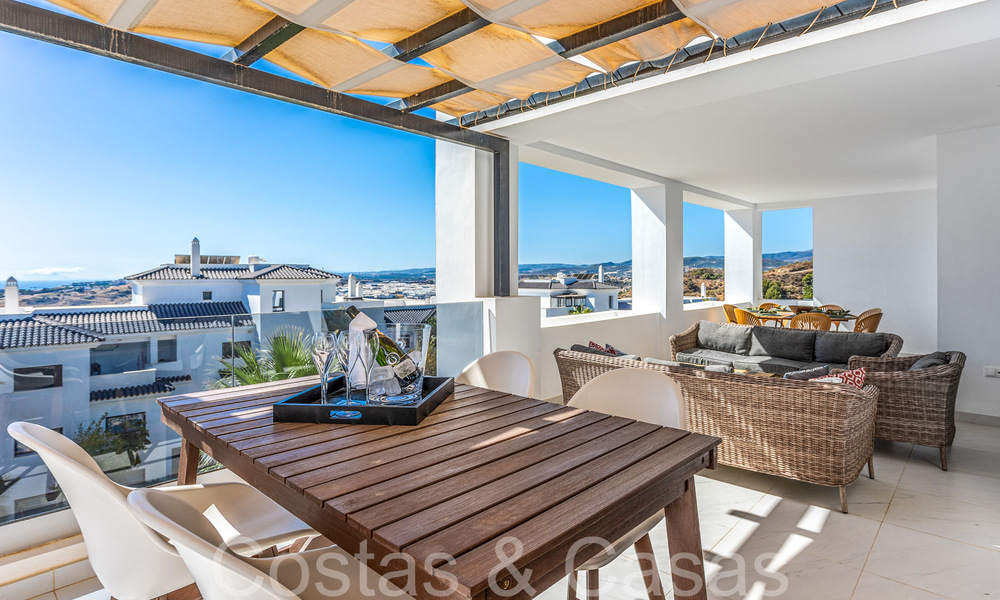 Listo para entrar a vivir, espacioso ático con vistas panorámicas al mar en venta en las colinas de Estepona, cerca del centro 67502