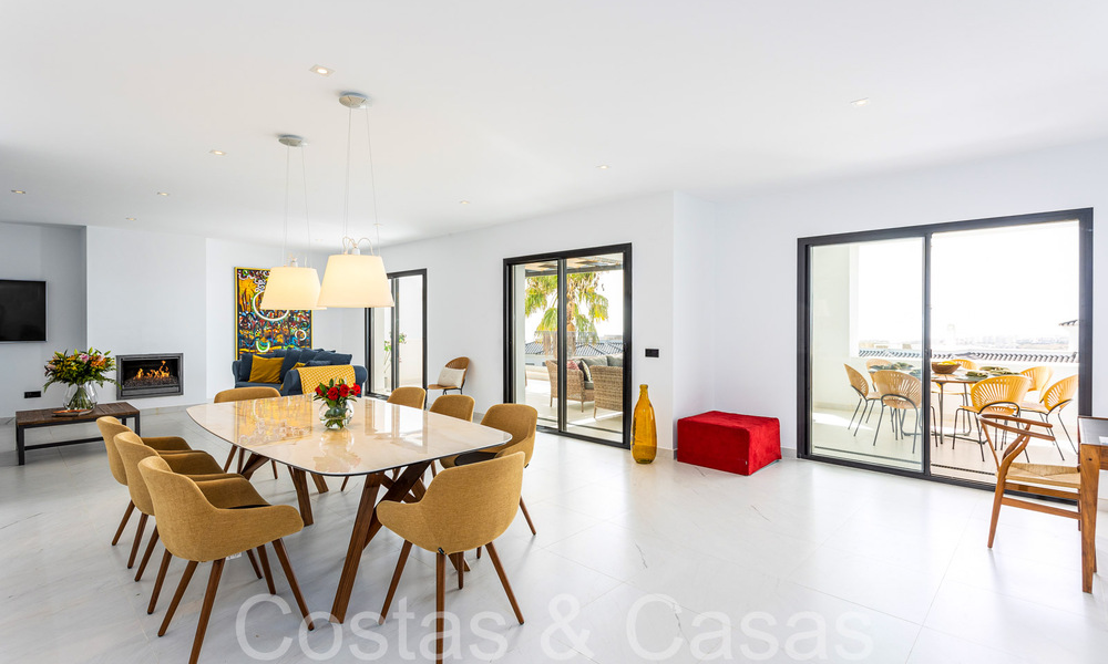 Listo para entrar a vivir, espacioso ático con vistas panorámicas al mar en venta en las colinas de Estepona, cerca del centro 67512