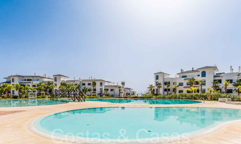 Listo para entrar a vivir, espacioso ático con vistas panorámicas al mar en venta en las colinas de Estepona, cerca del centro 67522