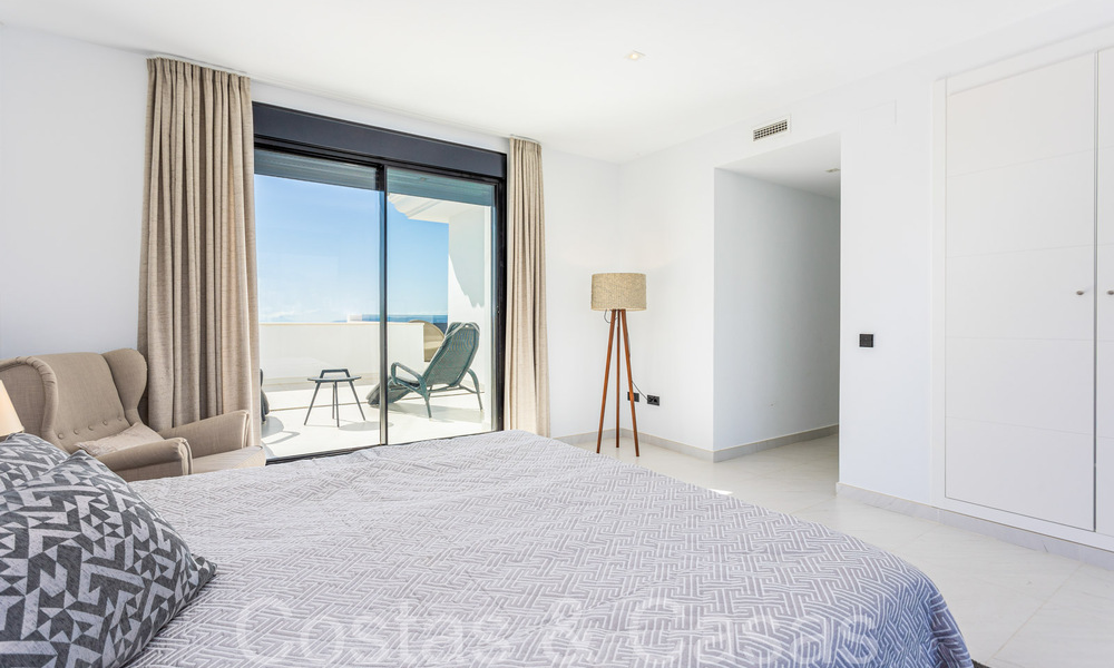 Listo para entrar a vivir, espacioso ático con vistas panorámicas al mar en venta en las colinas de Estepona, cerca del centro 67526