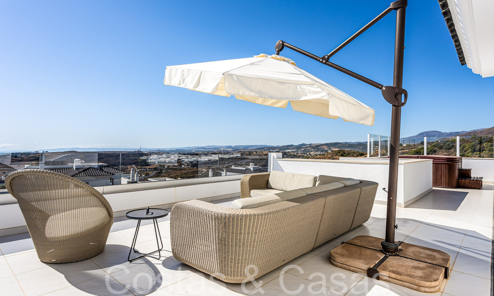 Listo para entrar a vivir, espacioso ático con vistas panorámicas al mar en venta en las colinas de Estepona, cerca del centro 67528