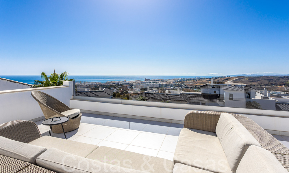 Listo para entrar a vivir, espacioso ático con vistas panorámicas al mar en venta en las colinas de Estepona, cerca del centro 67533