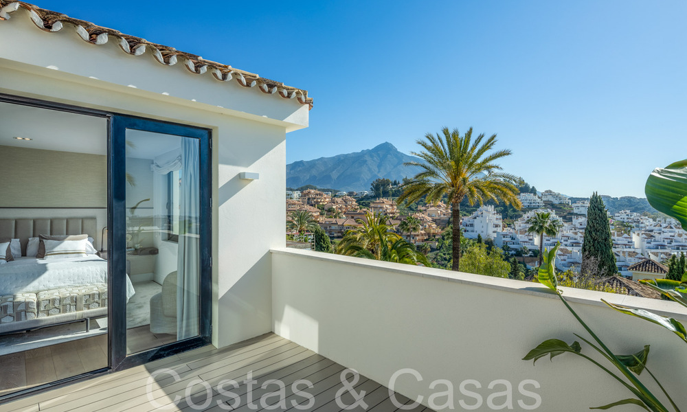 Villa de lujo elegantemente renovada con vistas al mar en venta en el valle del golf de Nueva Andalucía, Marbella 67745