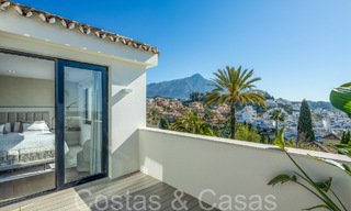 Villa de lujo elegantemente renovada con vistas al mar en venta en el valle del golf de Nueva Andalucía, Marbella 67745 