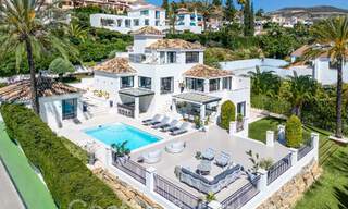 Villa de lujo elegantemente renovada con vistas al mar en venta en el valle del golf de Nueva Andalucía, Marbella 67746 