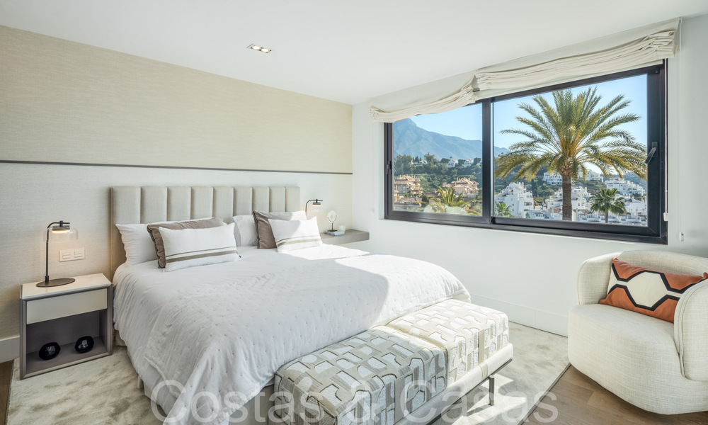 Villa de lujo elegantemente renovada con vistas al mar en venta en el valle del golf de Nueva Andalucía, Marbella 67747