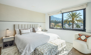 Villa de lujo elegantemente renovada con vistas al mar en venta en el valle del golf de Nueva Andalucía, Marbella 67747 