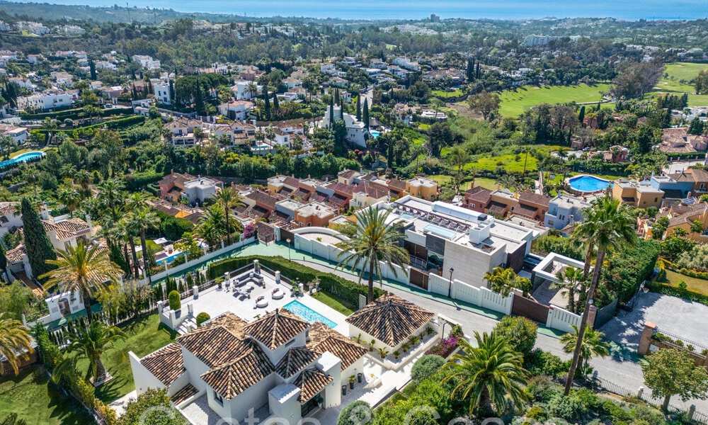 Villa de lujo elegantemente renovada con vistas al mar en venta en el valle del golf de Nueva Andalucía, Marbella 67754